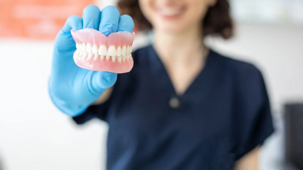 chăm sóc đặc biệt cho răng giả